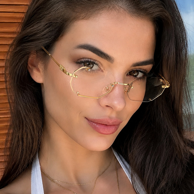 Women Fashion Pose - Lunettes de soleil polygonales en métal,