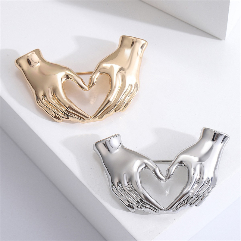 Broches Cœur Mains Entrelacées - Women Fashion Pose avis et prix